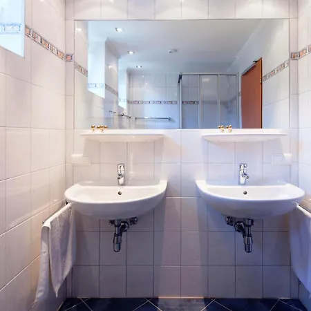 Hotel Euro Youth & Krone 3*